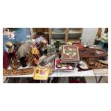 TABLE LOT OF DECORATIVE COLLECTIBLES