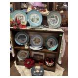 WHATNOT SHELF WITH HOLIDAY Dï¿½COR