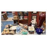 TABLE LOT OF DECORATIVE COLLECTIBLES