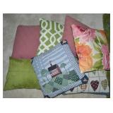 (7) Accent / Throw Pillows