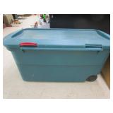 Large Tote w/Wheels & Lid Large Tote w/Wheels & Lid