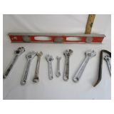 Level W/Wrenchs,Pry Bar