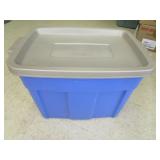 Rubbermaid 18 Gal Tote w/Lid
