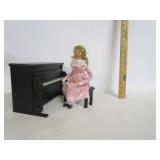 Byers Choice Caroler W/Piano