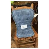 Small little rocking chair, 16in x 32in Small little rocking chair, 16in x 32in