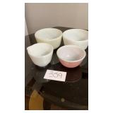 Four Pyrex serving bowls Four Pyrex serving bowls