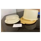 Tupperware yellow cake holder with lid in Tupperware yellow cake holder with lid in