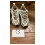Men's slippers, woman's Nike 8.5 tennis shoes Men's slippers, woman's Nike 8.5 tennis shoes