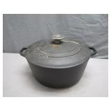 Nice lodge cast iron Dutch Oven with lid