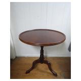 Traditional Round Pedestal Side Table