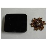 VINTAGE AMBER GLASS BROACH