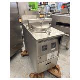 Broaster 1800G Nat Gas Pressure Fryer