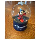 Mini Walt Disney snow globe