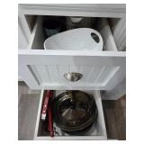 kitchen lot contents of 2 drawers