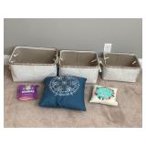Set of 3 baskets and two pillows