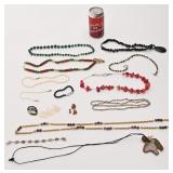 Lot de bijoux, dont en pierres semi-prï¿½cieuses,