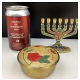 Menorah et pot en laiton gravé et émaillé