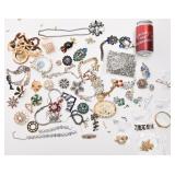 Lot de bijoux brisés / à réparer, dont Trifari,