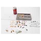 Lot de bijoux, avec présentoir, dont 6 bagues en