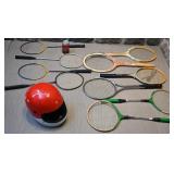 6 raquettes de badminton, 4 de tennis