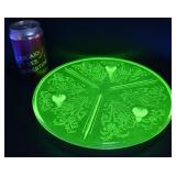 Assiette sur pieds, en ouraline / uranium glass