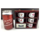 Petites tasses de hockey dans étagère en bois