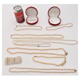 Lot de bijoux en fausses perles