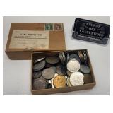 Ancienne boîte avec pièces de monnaie