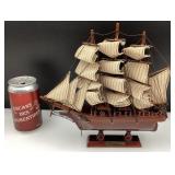 *Voilier HMS Bounty, sur support en bois,