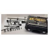 Lot d'outils variés, avec coffre