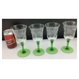 4 coupes à vin, en verre ciselé,