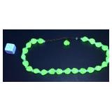 Collier en perles verte aqua en verre d'uranium /