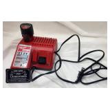 Chargeur Milwaukee 12 V et batterie, fonctionnel