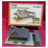 TYCO Trains Lighted Passenger Station w Box