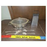 Pyrex casserole dish and holder grader