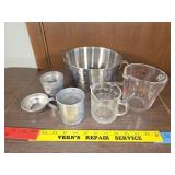 Mixing bowl measuring cups