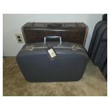 Vintage luggage 1 has key
