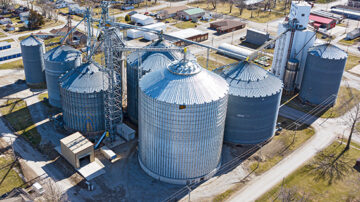 Encompass Grain and Rail’s Greenview, IL facility
features a new 788,000-bushel GSI steel tank (right).