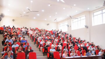 The attending students actively engaged in discussions with veterinary experts.