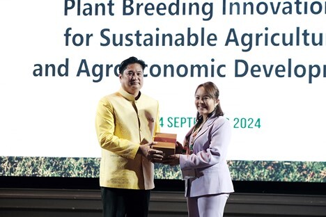 APSA Executive Director Francine Sayoc (right) congratulated the Thai government for their recent adoption of a breeding innovation friendly regulatory framework.