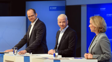 Annual Press Conference for the full year 2024, Dr. Dirk Elvermann, Chief Financial Officer (left), Dr. Markus Kamieth, Chairman of the Board of Executive Directors (center). (BASF SE)