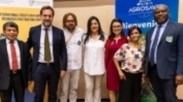 From left to right: Roger Becerra; Álvaro Toledo; Mauricio Parra; Deputy Minister of Agriculture and Rural Development, Geidy Ortega (white shirt); Carolina Navarrete; Carolina Gonzalez; International Treaty Secretary, Kent Nnadozie.