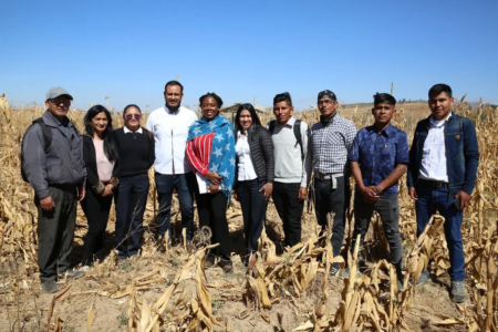 From left to right: Manuel Jiménez (responsible for relations with Indigenous communities); Martha Serrano (project leader); Jimena Quintanilla (intern); Alfredo Salinas (project coordinator); Beri Bonglim (Crop Trust); Lizbeth Surubí (intern); José Milton Chocaya (project volunteer); and Herlan Julio Rojas (scholarship student). (Photo: Luis Salazar/Crop Trust)