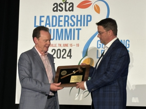 Dave Armstrong, left, passes the ASTA chair's gavel to Dan Foor. (Chris Lusvardi photos)