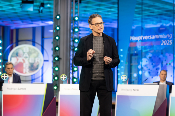 Chairman of the Board of Management Bill Anderson at the Annual General Meeting 2025 of Bayer. (Bayer AG)