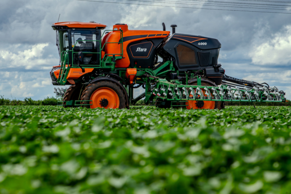 ONE SMART SPRAY’s precision weed management system enables Stara’s Imperador 4000 Eco Spray to apply herbicide in pre-emergence and post-emergence conditions. (Stara photo)