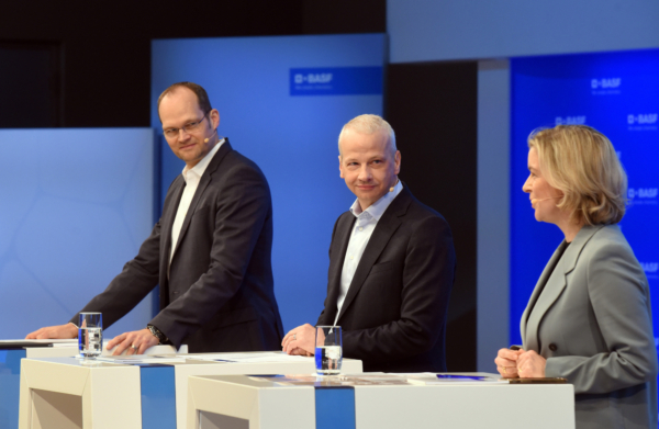 Annual Press Conference for the full year 2024, Dr. Dirk Elvermann, Chief Financial Officer (left), Dr. Markus Kamieth, Chairman of the Board of Executive Directors (center). (BASF SE)