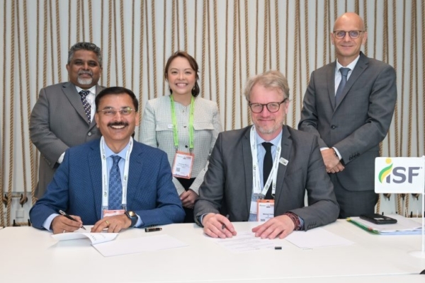 Representatives from APSA and ISF sign the MoU at the ISF World Seed Congress in Rotterdam, the Netherlands. (Seated, L-R: Manish Patel, Michael Keller; standing L-R: Arthur Santosh Attavar, Francine Sayoc, Marco van Leeuwen)