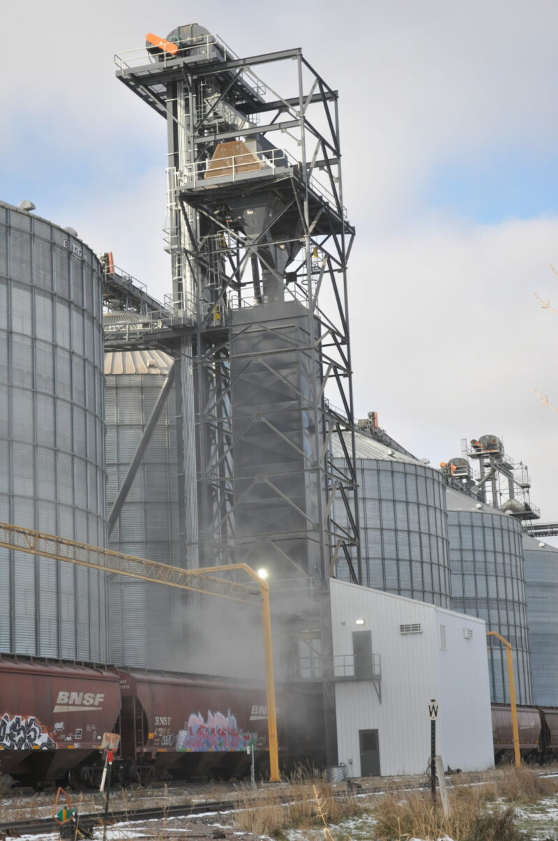Ground-level view of the Warrior bulk weigh loadout tower, including a pair of Warrior 40,000-bph gravity screeners, Meier 80,000-bph bulkweigher, two 40,000-bph Schlagel legs, and Gamet sampler.