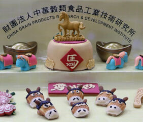 The team met with executives of China Grain Products Research & Development Institute (CGPRDI) and saw firsthand examples of their work to develop and test new products made with U.S. wheat. Photo credit: USW.